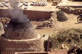 Image du Maroc Professionnelle de  Un des fours de la Vallée Chaâba où l’on procède à la cuisson des poteries en céramique à Safi, le 29 Août 1997. (Photo / Abdeljalil Bounhar) 